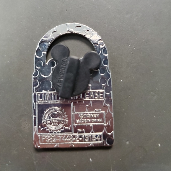 SOLD Minnie Mouse handbag pin - Picture 2 of 2